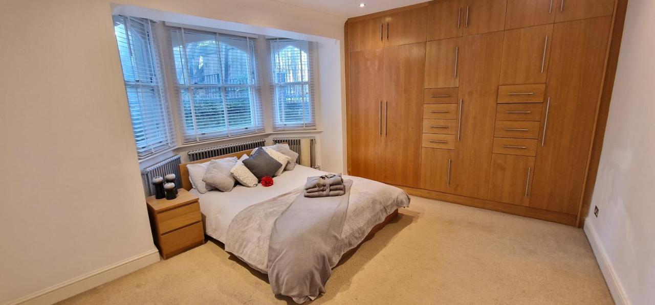 Action Packed Local 3Br 1 Mins Walk To Everything Apartamento Londres Exterior foto