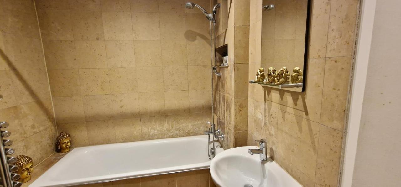 Action Packed Local 3Br 1 Mins Walk To Everything Apartamento Londres Exterior foto