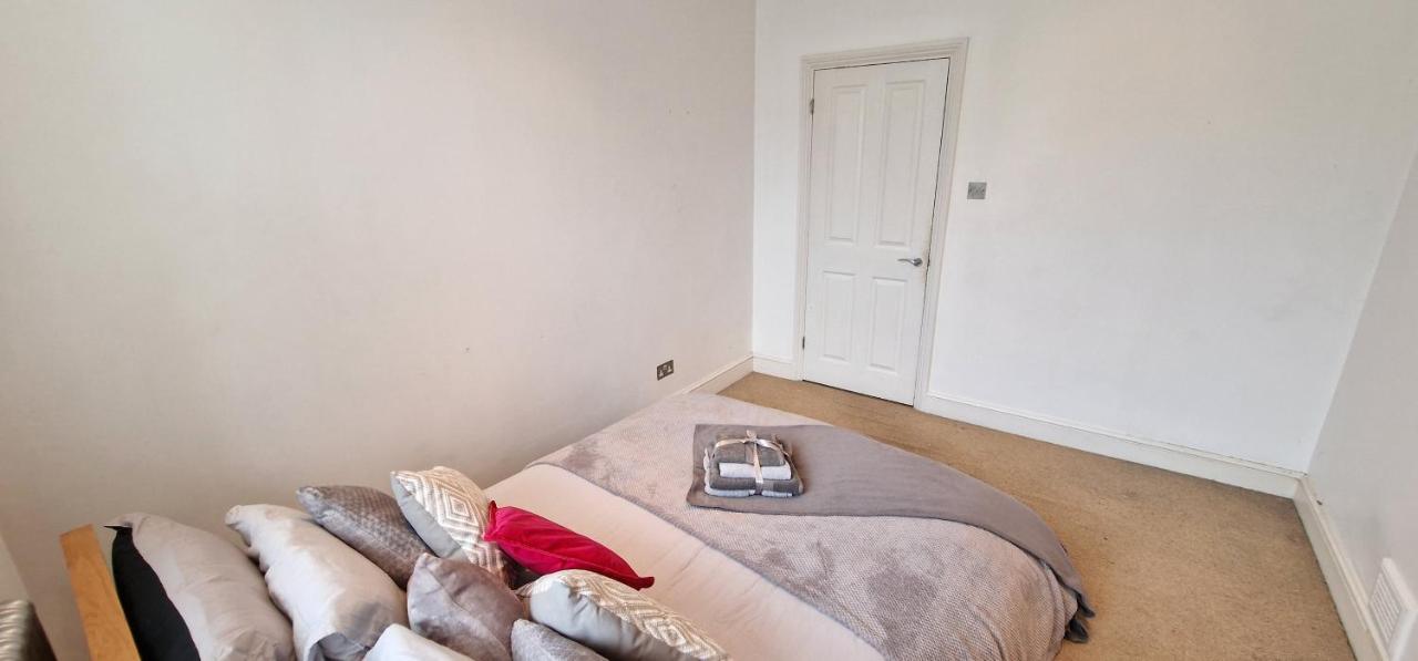 Action Packed Local 3Br 1 Mins Walk To Everything Apartamento Londres Exterior foto