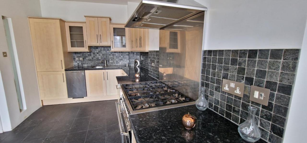 Action Packed Local 3Br 1 Mins Walk To Everything Apartamento Londres Exterior foto
